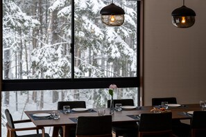 Jade Rabbit 5 Bedroom Chalet | Dining room