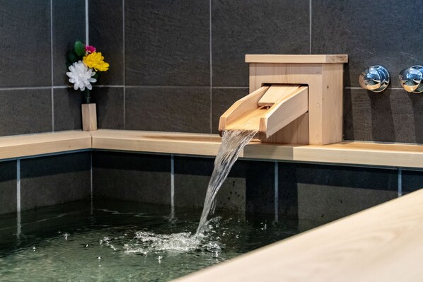 Chalet, 5 Schlafzimmer, Nichtraucher (Jade Rabbit) | Badezimmer | Komfortbadewanne, kostenlose Toilettenartikel, Haartrockner, Hausschuhe