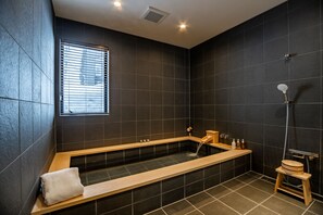 Deep soaking bathtub
