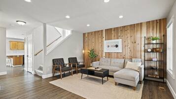 Smart-TV, Bücher, Stereoanlage