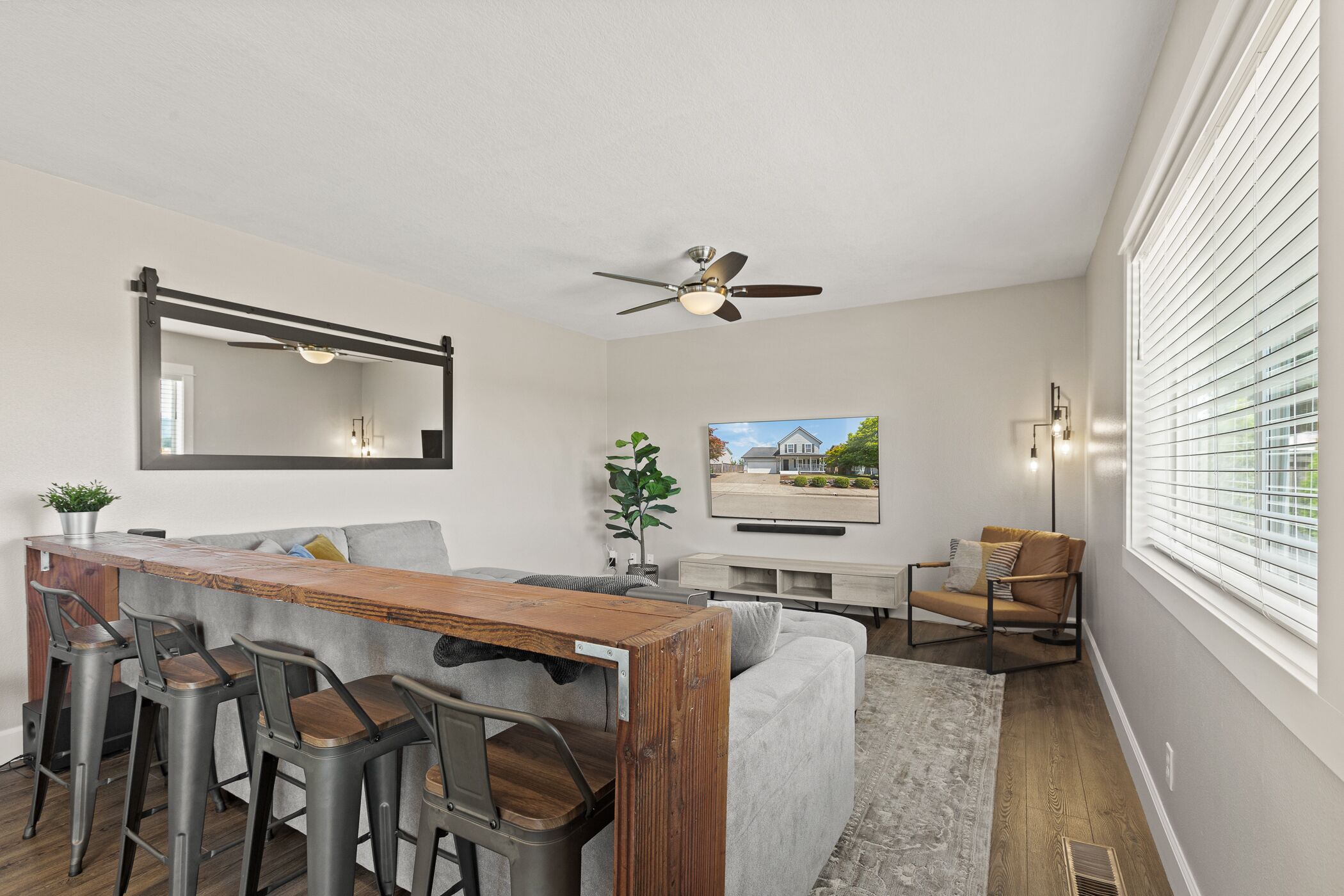 Modern 3 Bedroom Farmhouse of Dundee - Amazing Views, Fire Pit and Comfort