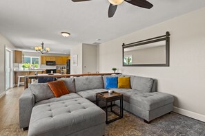 Smart-TV, bøker og stereoanlegg