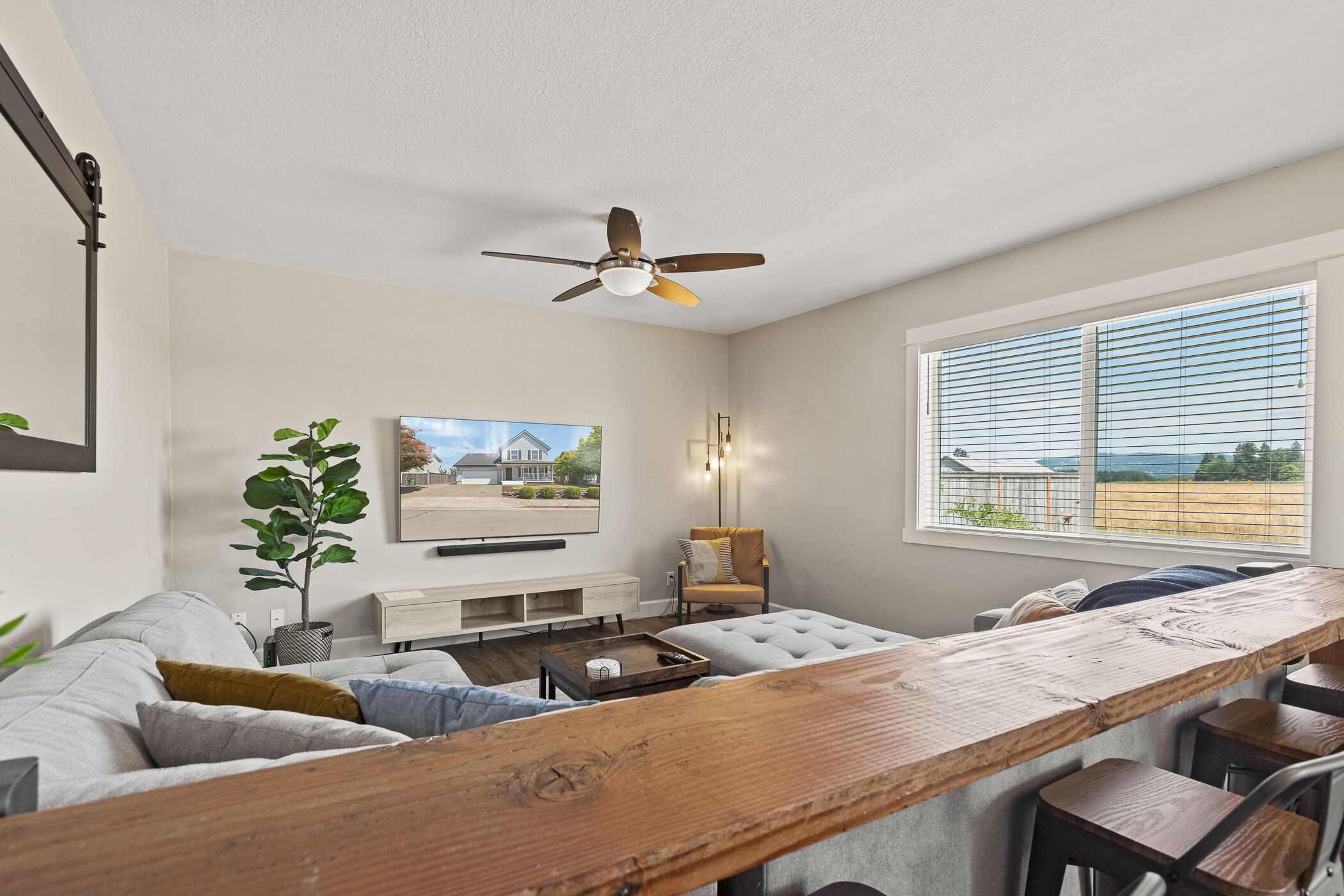 Modern 3 Bedroom Farmhouse of Dundee - Amazing Views, Fire Pit and Comfort