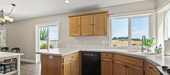 Modern 3 Bedroom Farmhouse of Dundee - Amazing Views, Fire Pit and Comfort