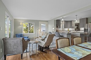 Ferienhaus, 2 Schlafzimmer | Wohnzimmer | 36-Zoll-Flachbildfernseher mit Digitalempfang, Fernseher