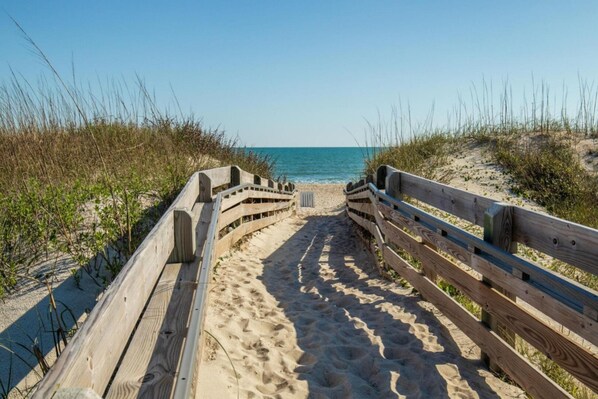 Condo, 4 habitaciones | Playa | Playa en los alrededores y playa de arena blanca 