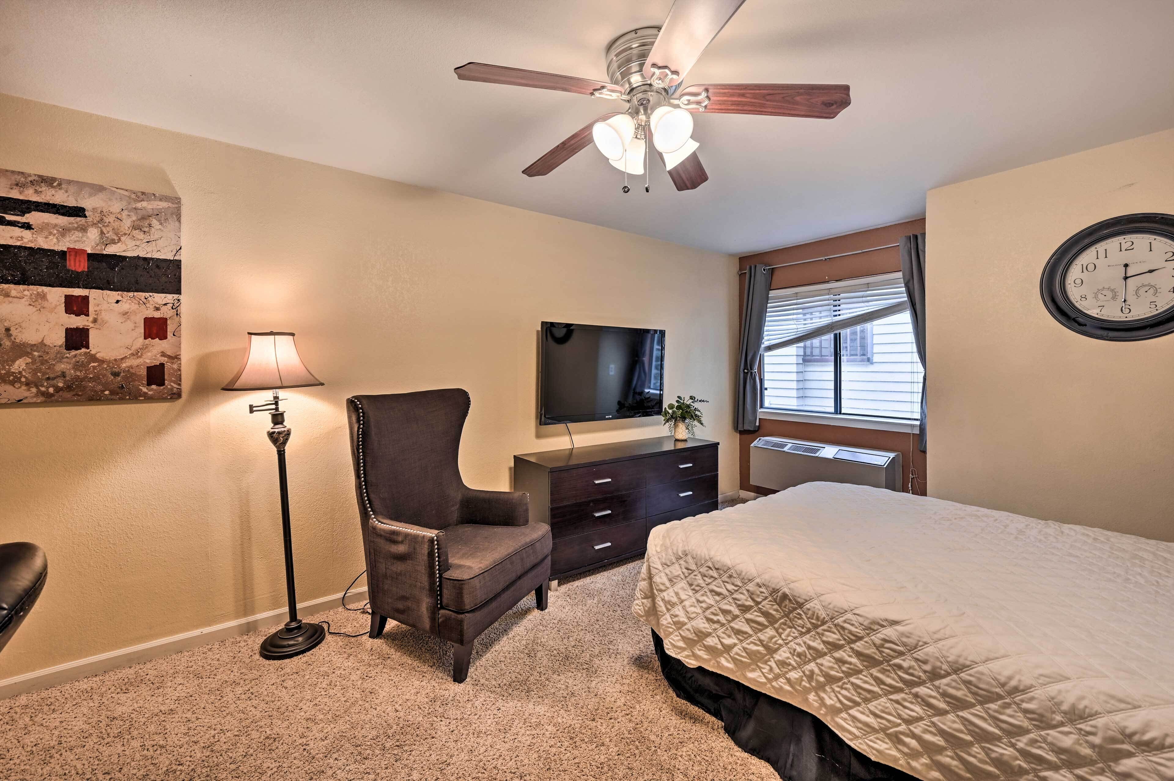 Studio w/ Kitchenette: 2 Blocks to Light Rail