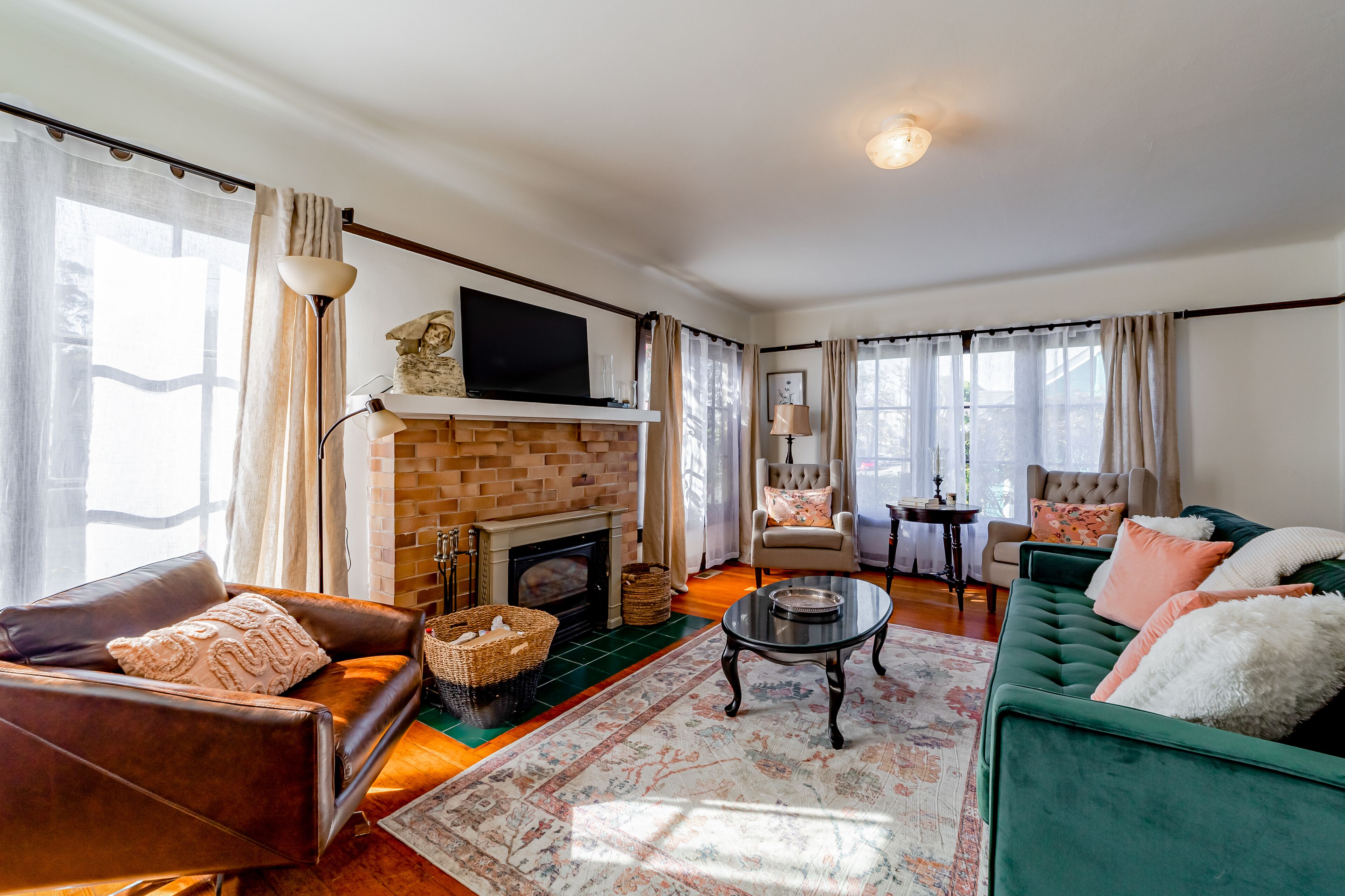 Quaint coastal escape near town & beach with high-speed WiFi & full kitchen