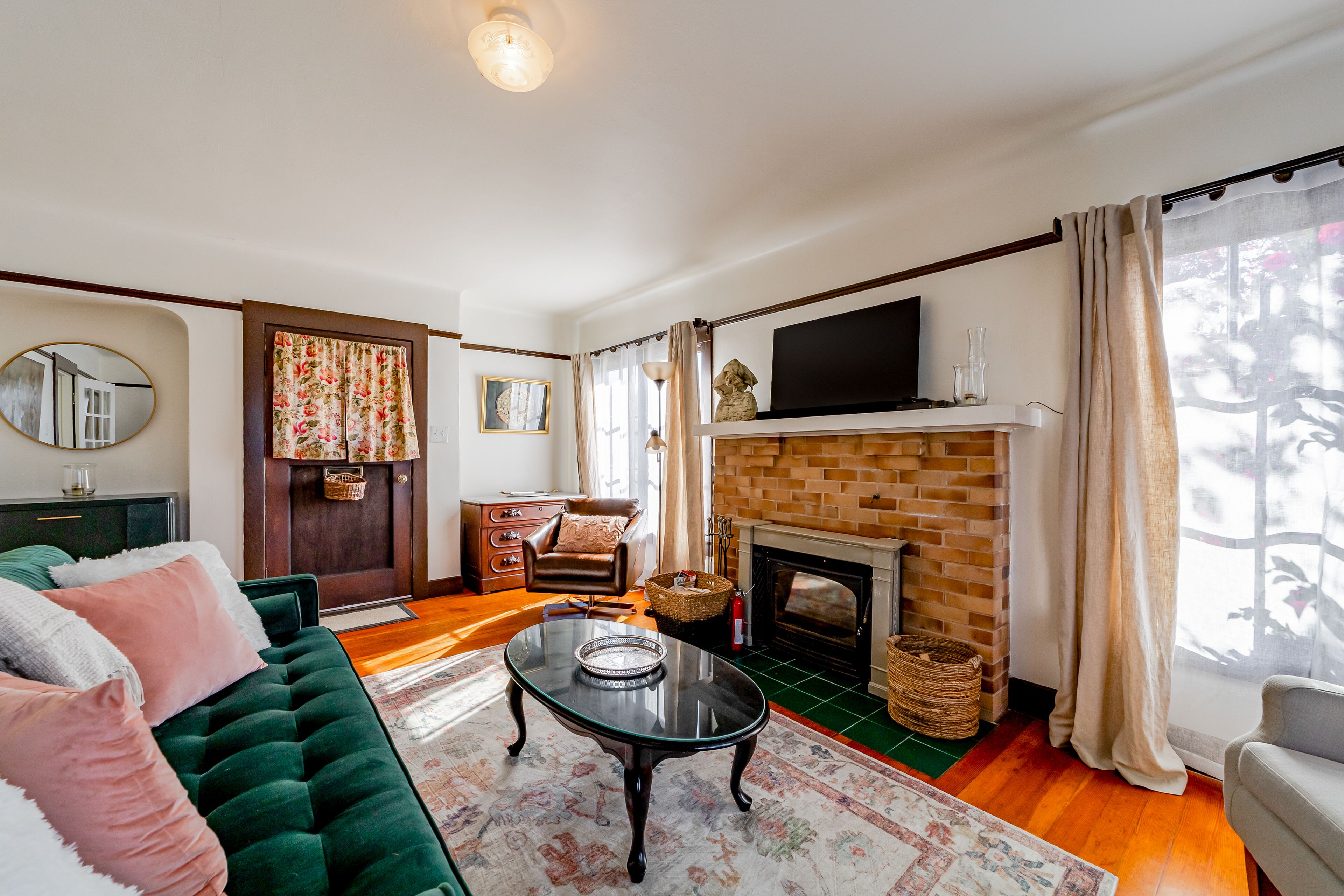 Quaint coastal escape near town & beach with high-speed WiFi & full kitchen