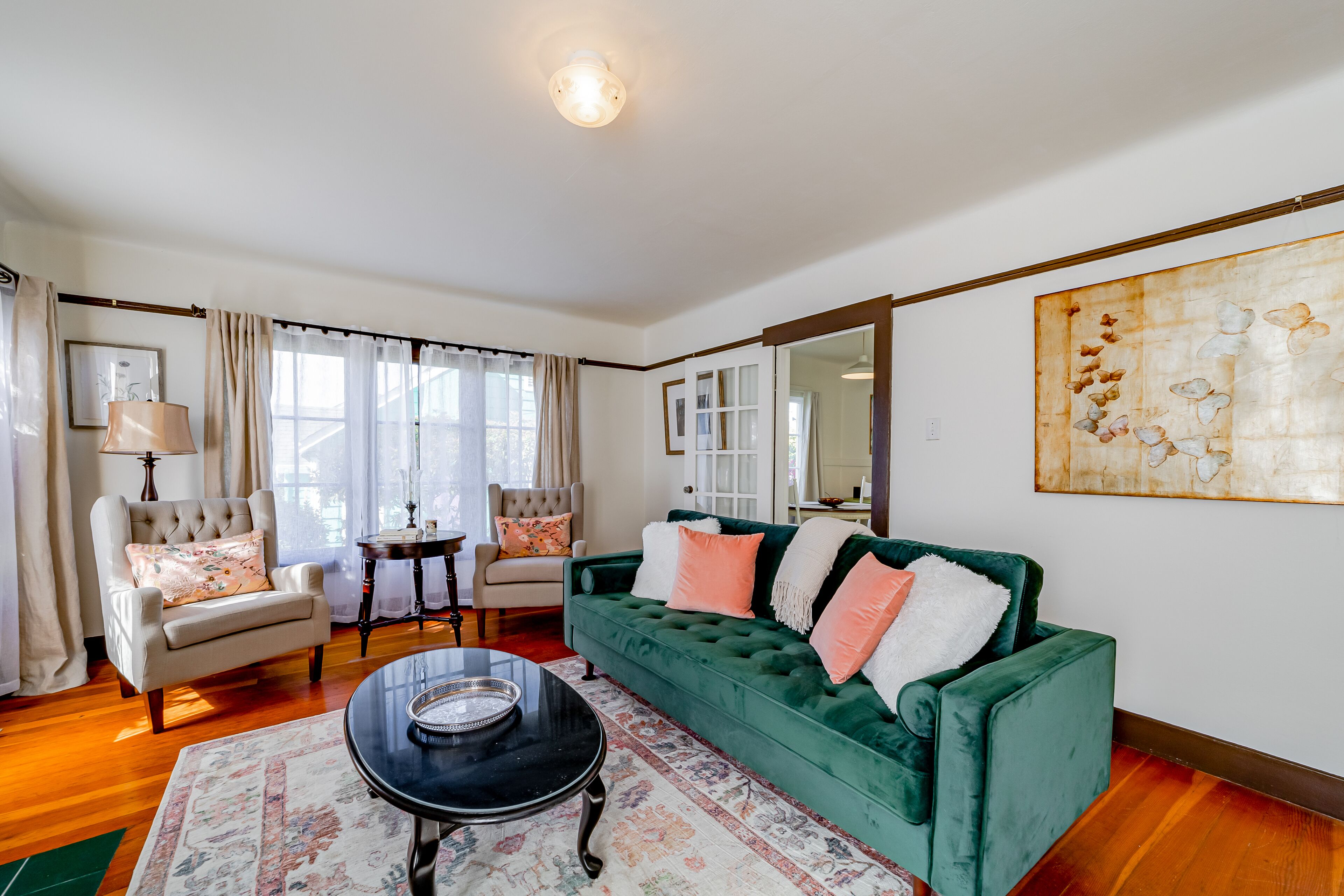 Quaint coastal escape near town & beach with high-speed WiFi & full kitchen