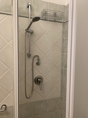 Dusche, Haartrockner, Bidet, Handtücher