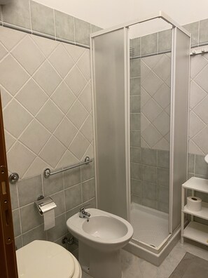 Douche, séchoir à cheveux, bidet, serviettes fournies