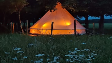 Tenda Luxury, angolo cottura, vista giardino (Svalen) | Con stile personalizzato, con arredamento individuale, lenzuola