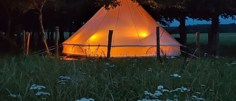 Luxe tent, kitchenette, uitzicht op tuin (Svalen) | Individueel gedecoreerd, individueel gemeubileerd, beddengoed