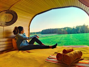 Mobile Home Panoramique, coin cuisine, vue jardin (Nature Cabin) | Literie hypoallergénique, décoration personnalisée, draps fournis