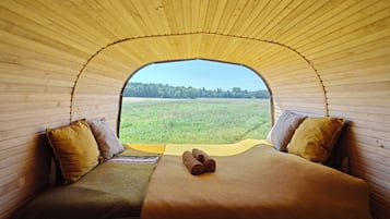 Husvogn – panorama, tekjøkken, hageutsikt (Nature Cabin) | Allergitestet sengetøy, individuelt dekorert og sengetøy