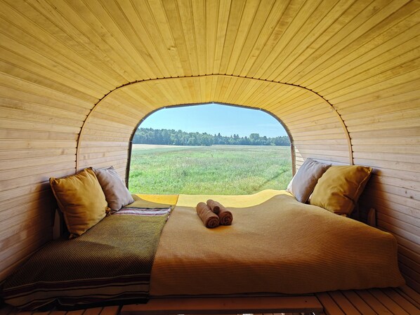 Mobile Home Panoramique, coin cuisine, vue jardin (Nature Cabin) | Literie hypoallergénique, décoration personnalisée, draps fournis