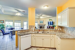 Kjøleskap, mikrobølgeovn, kokeplater og oppvaskmaskin