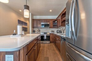 Geladeira, micro-ondas, fogão, cooktop