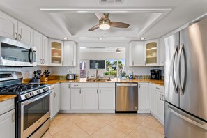 Fridge, microwave, oven, stovetop - Canal front home with boat access and and private pool and spa with fountain (Bradenton)