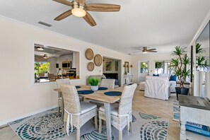 Dining - Canal front home with boat access and and private pool and spa with fountain (Bradenton)