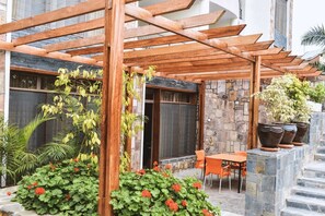 Outdoor dining - NYARUTARAMA Modern Apartments (Kigali)