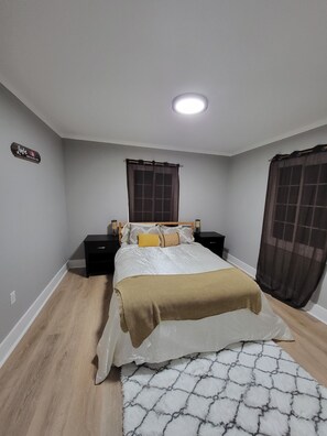 2 habitaciones, escritorio, tabla de planchar con plancha y wifi