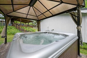 Outdoor spa tub - Family Retreat, outdoor oasis, game room (Broken Bow)