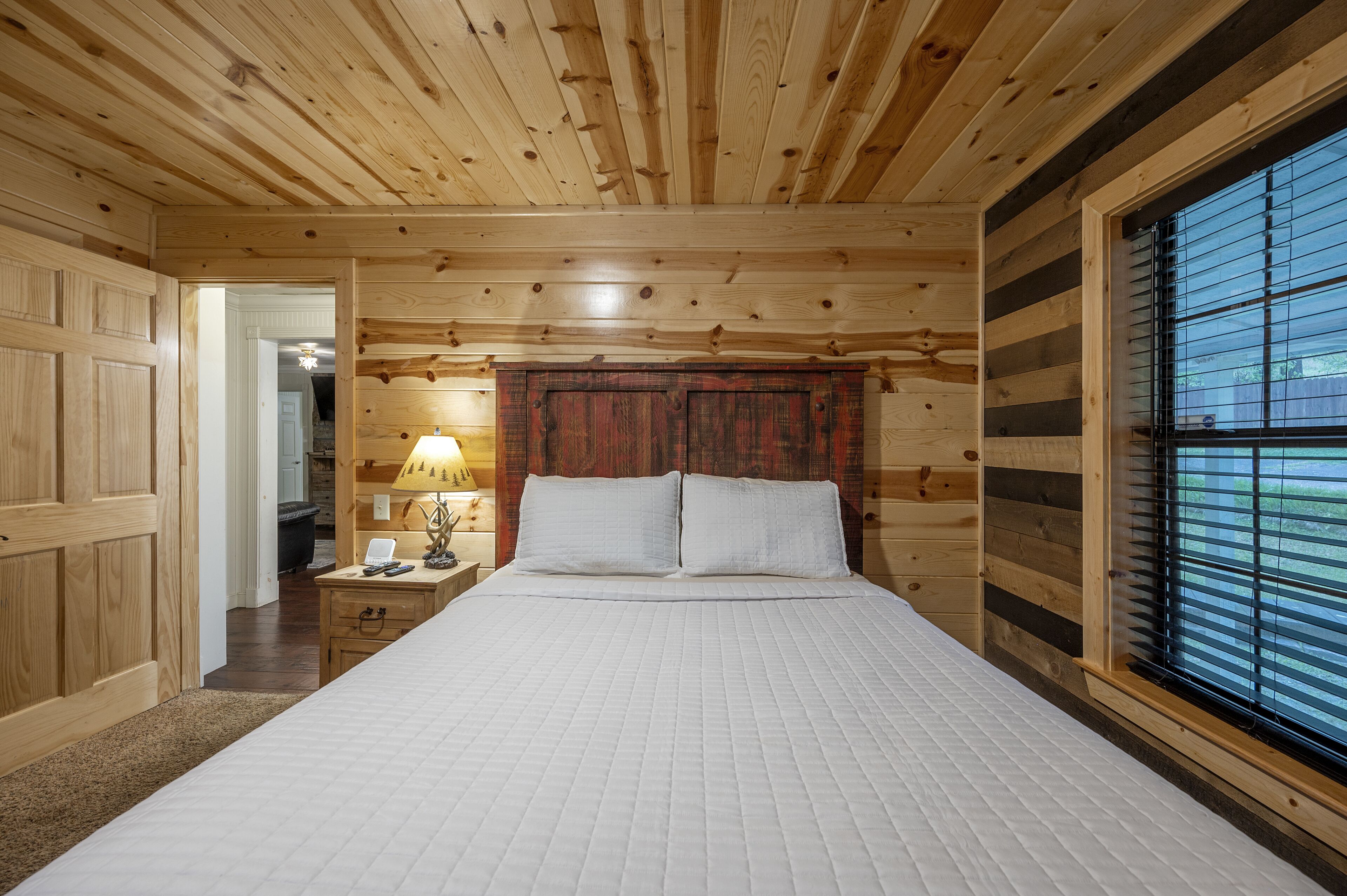 4 habitaciones, tabla de planchar con plancha y cuna de viaje 