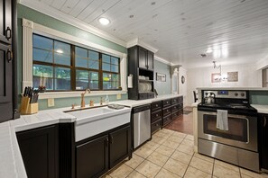 Fridge, microwave, oven, stovetop - Family Retreat, outdoor oasis, game room (Broken Bow)