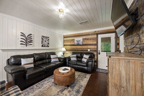 Smart TV, books, offices - Family Retreat, outdoor oasis, game room (Broken Bow)