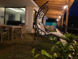 Televisión de 80 cm con canales por satélite, una chimenea