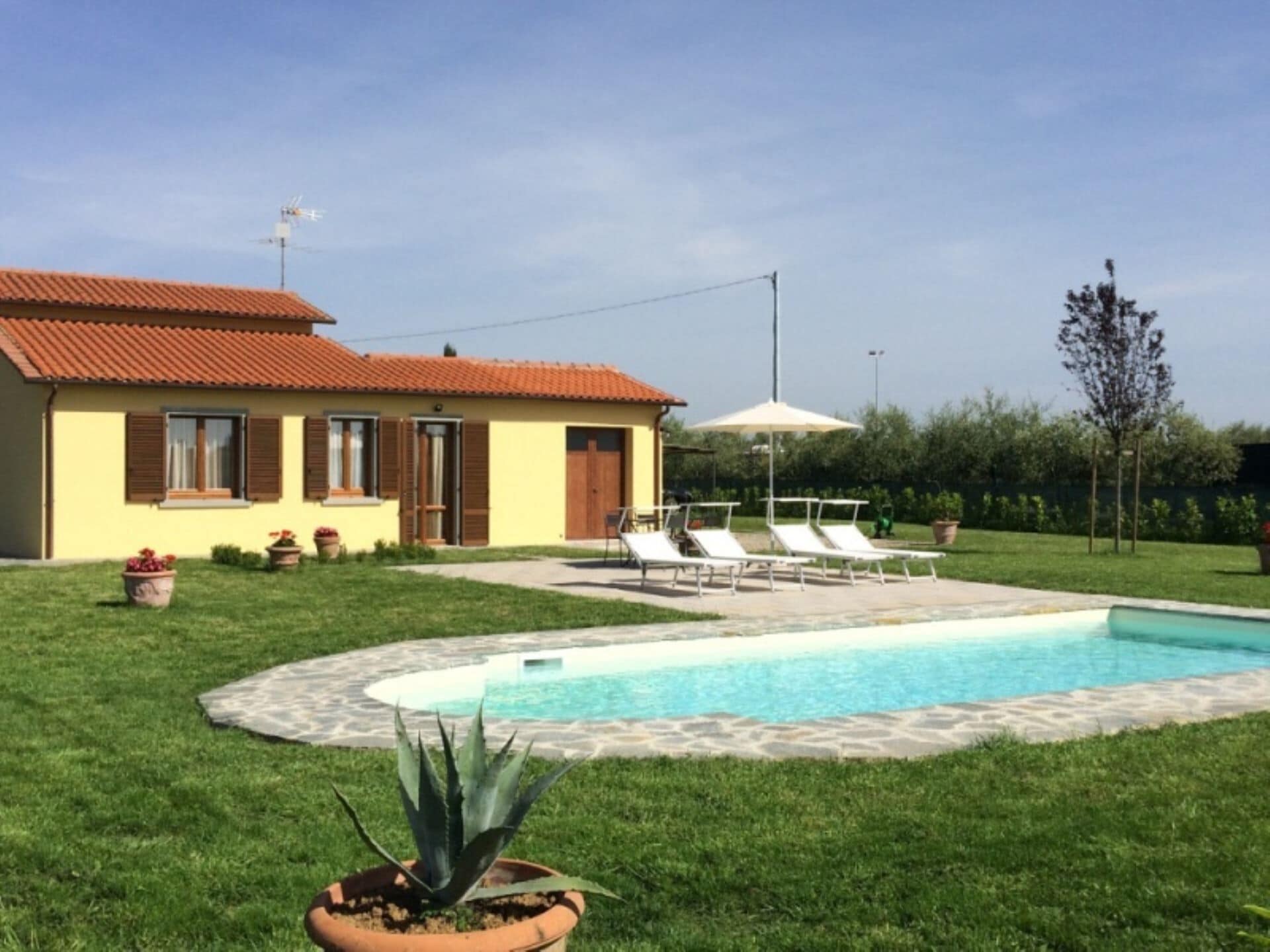 Small villa for 6 guests, pool and nice veranda