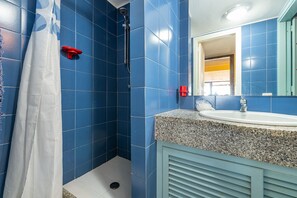 Dusj, hårføner og håndklær