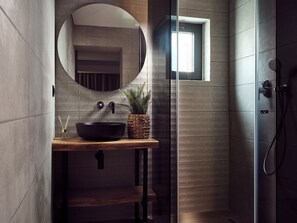 Bathtub, hair dryer, towels, soap - Ioli Exclusive Villa, a Glorious Family Retreat (Zakynthos)
