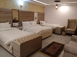 Quarto quádruplo luxo | Wi-Fi de cortesia, roupa de cama