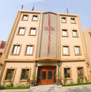 Front of property - Shanze Hotel And Suites (Lahore)