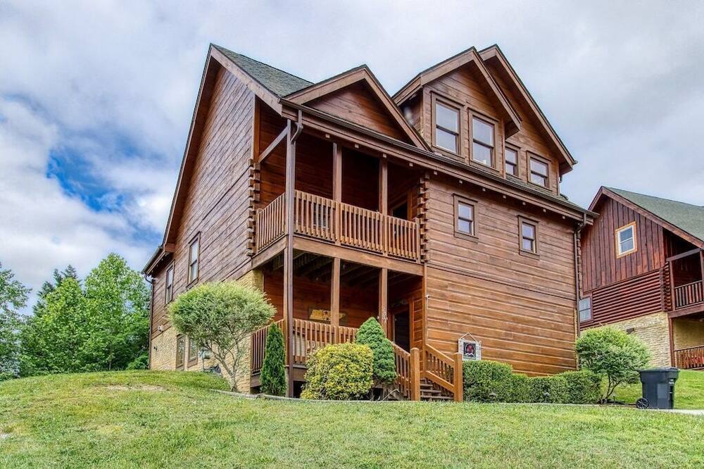 Luxury Retreat in Town! Hot Tub + 2 Game Rooms