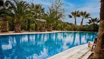 2 piscines couvertes, piscine extérieure (ouverte en saison)