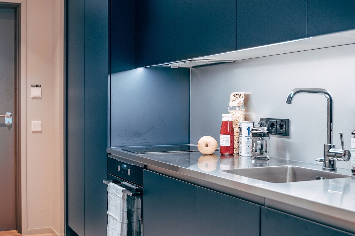 deluxe studio | private kitchen | fridge, microwave, stovetop, dishwasher