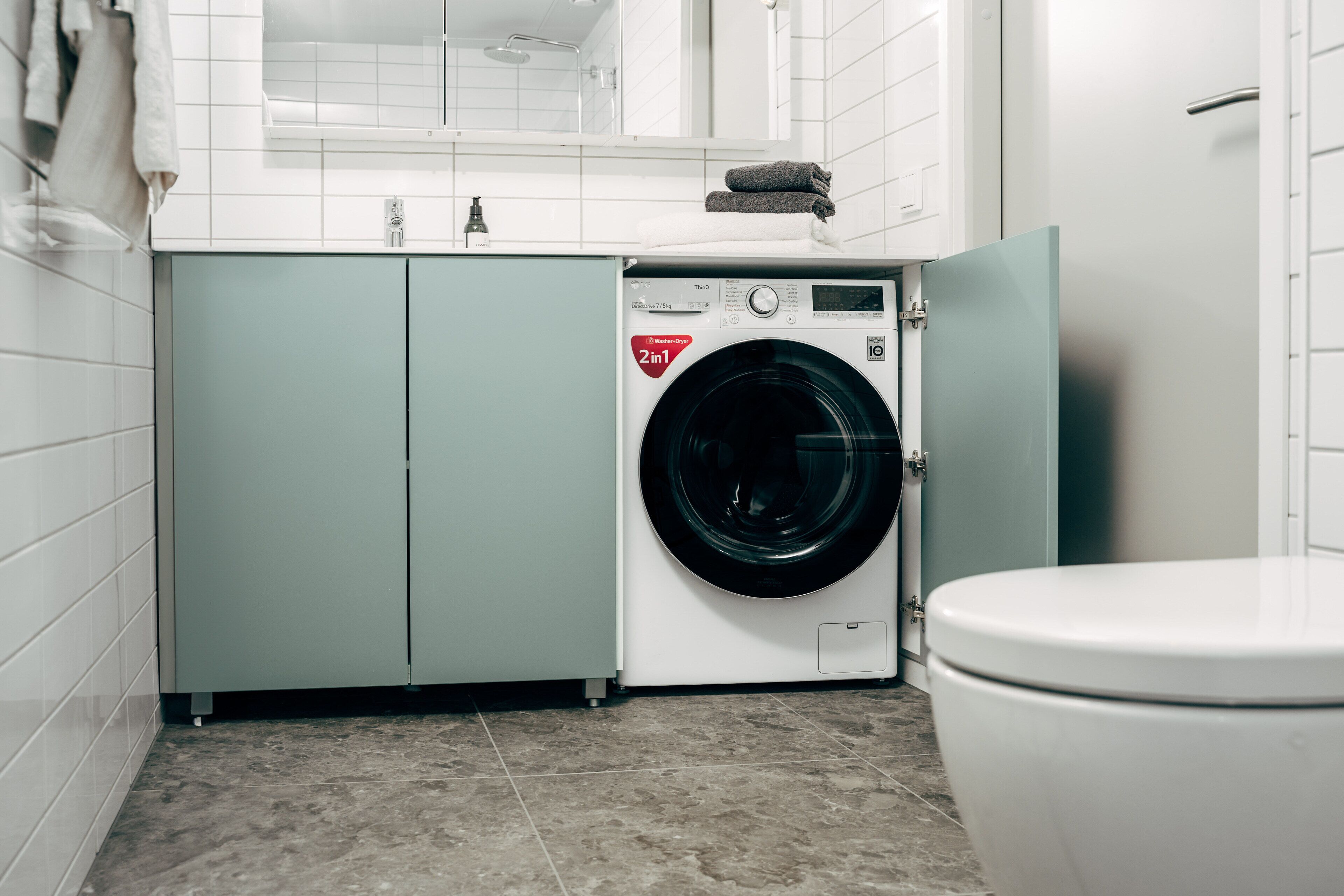 shower, rainfall showerhead, free toiletries, hair dryer