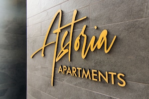 A sign for Astoria Apartments with a modern design. - Astoria Apartments (Nuremberg)