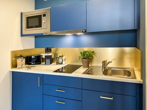 Comfort Studio | Private kitchen | Mini-fridge, microwave, stovetop, coffee/tea maker - Astoria Apartments (Nuremberg)