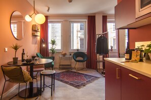 Comfort-studio | Yksityinen keittiö | Minijääkaappi, mikroaaltouuni, liesi, kahvin-/teenkeitin
