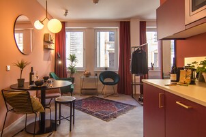 Frigobar, microondas, placa de cocina, cafetera/tetera