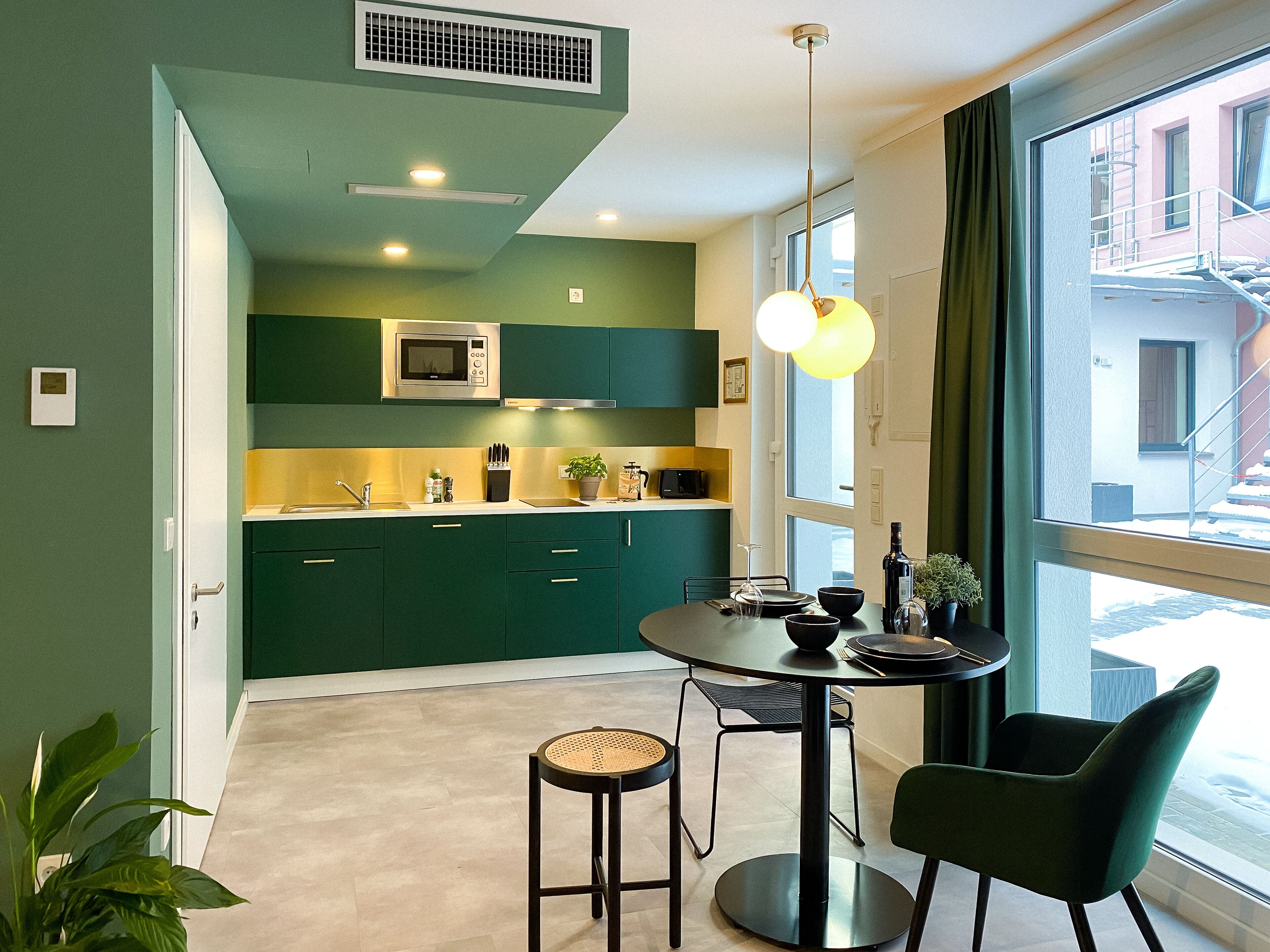 Estudi Comfort | Cuina privada | Frigorífic petit, microones, placa de cuina i cafetera i tetera 