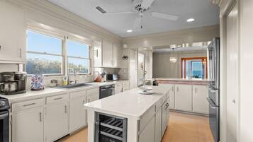 House, 4 Bedrooms | Private kitchen