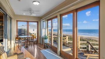 House, 4 Bedrooms | Dining room