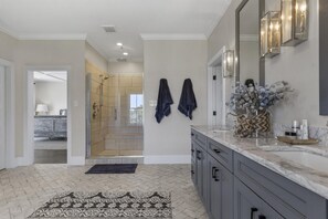House, 4 Bedrooms | Bathroom