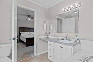 House, 5 Bedrooms | Bathroom | Towels